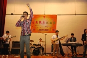 <h5>香港玄奘研究中心理事廖志強先生演唱時代歌曲 </h5><p>The Chief Director of Hong Kong Yuan Zang Research Centre Limited, Mr. Liu Chi Keung sings a popular tune</p>