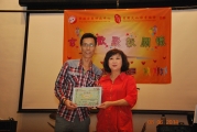 <h5>香港玄奘研究中心理事廖志強先生 (左) 向朱咪咪小姐 (右)  頒發感謝狀</h5><p>Mr. Liu Chi Keung (left), Director of Hong Kong Yuan Zang Research Centre Limited, presents the Certificate of Appreciation to Ms. Mimi Chu </p>