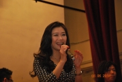 <h5>藝人張慧儀小姐演唱時代歌曲</h5><p>Artist Ms. Angie Cheung sings a popular tune</p>