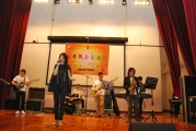 <h5>司儀張漪莎小姐演唱時代歌曲 </h5><p>MC Ms. Louisa Cheung sings a popular tune</p>