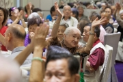 <h5>長者們興高采烈地欣賞表演</h5><p>The elders watch the performance with great joy</p>