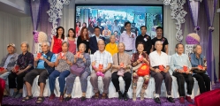 <h5>主辦單位和現場11位年齡最大的長者合照</h5><p>A group photo of the organization members and the 11 most senior elders</p>