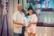<h5>陳太(右)向中獎者送上暖風機一部</h5><p>Mrs. Chan (right) presents a space heater to one of the raffle winners</p>