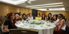 <h5>義工們一起午餐</h5><p>Volunteers enjoy lunch.</p>