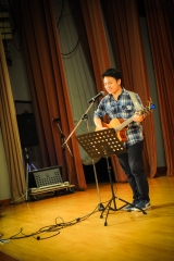 <h5>陳曉峰先生自彈自唱時代曲表演</h5><p>Mr. Gary Chan sings and plays a popular tune</p>