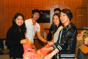 <h5>義工們包裝福袋情況</h5><p>Volunteers prep the “lucky pouches.”</p>