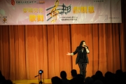 <h5>和諧長青服務聯會主席黎名橞小姐表演時代曲</h5><p>Ms. Abby Lai, Chairperson for He Xie Chang Qing Fu Wu Lian Hui (phonetic transcription) performs a popular tune</p>