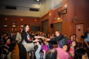 <h5>遊戲環節，向觀眾們送出禮物</h5><p>The game session. Gifts are given out to the audience.</p>