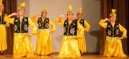 <h5>新疆舞表演</h5><p>Xinjiang dance performance</p>