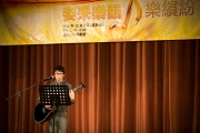 <h5>時代曲表演者自彈自唱</h5><p>Popular tune performer sings with a guitar</p>