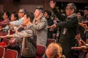 <h5>觀眾們跟著做拍打健身功</h5><p>The audience participate in the “slapping exercise” routine</p>