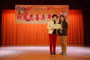 <h5>主辦單位頒發感謝狀予禮物捐贈者及攤位負責人</h5><p>Certificates of Appreciation were given out to the gift providers and booth managers</p>