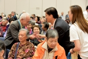 <h5>副會長李柏成博士派發利是予80歲或以上長者</h5><p>Vice Chairman Dr. Jim Lee delivering Red pockets to elders aged 80 or above</p>