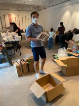 <h5>鄧國鵬先生協助整理物資和包裝福袋 </h5>